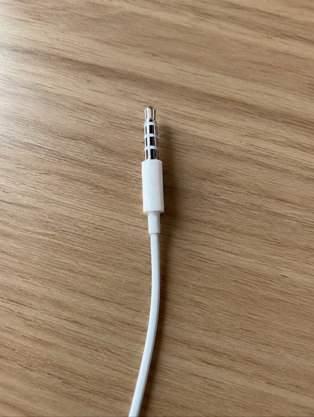 Apple EarPods Wired Earbuds Headphones 3.5mm Audio Plug White New Genuine Apple - Picture 5 of 6